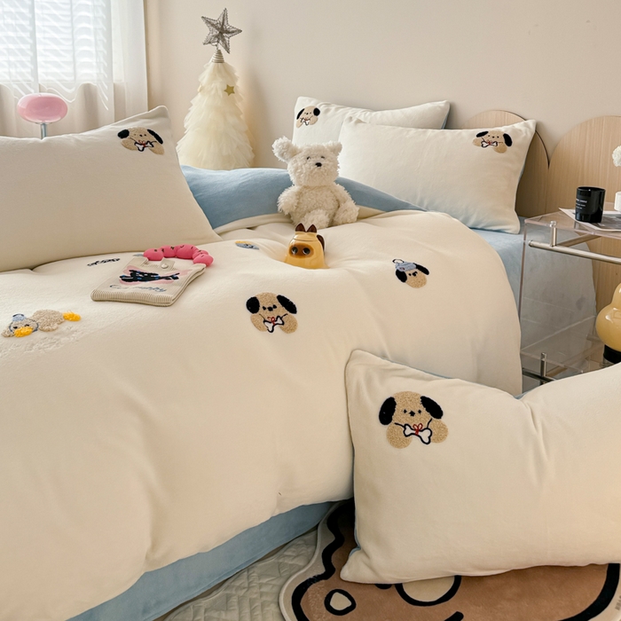 91家纺网 家纺一手货源 找家纺 懒猫家纺 2025新款牛奶绒毛巾绣四件套 骨头小狗