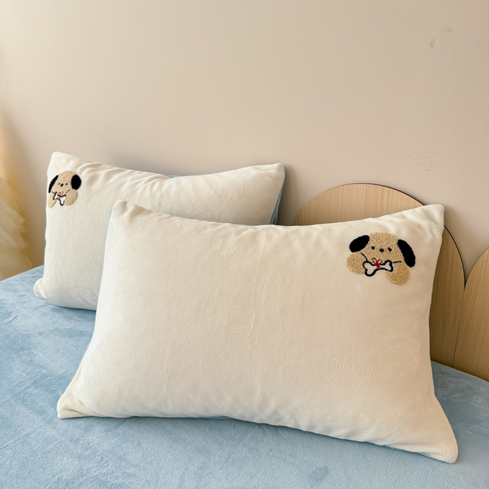 91家纺网 家纺一手货源 找家纺 懒猫家纺 2025新款牛奶绒毛巾绣四件套 骨头小狗