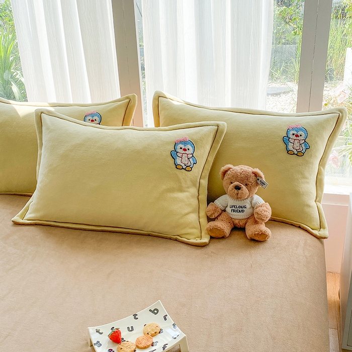 91家纺网 家纺一手货源 找家纺 人人爱家纺 2025新款牛奶绒绣花四件套 企鹅-奶黄