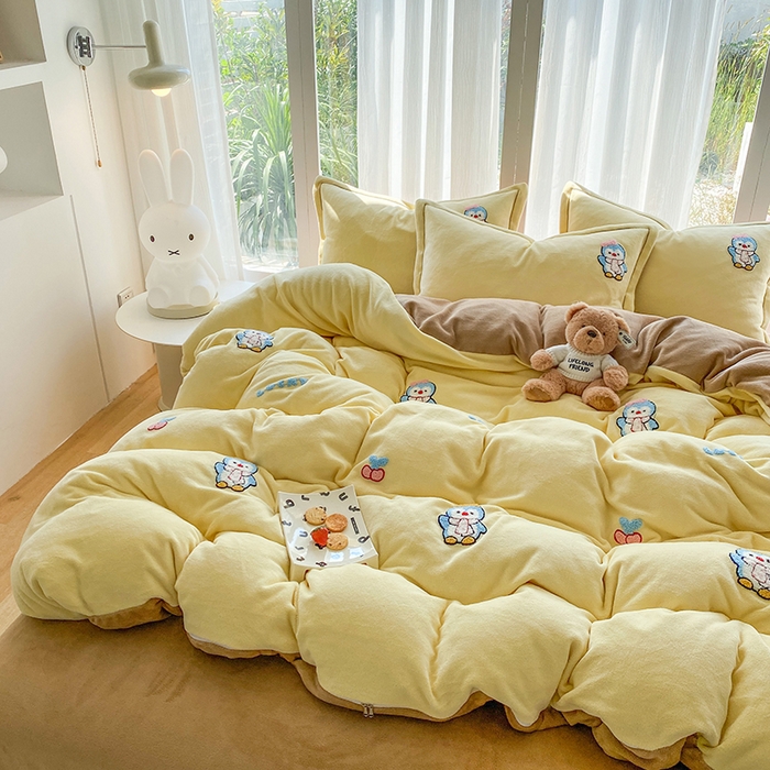 91家纺网 家纺一手货源 找家纺 人人爱家纺 2025新款牛奶绒绣花四件套 企鹅-奶黄