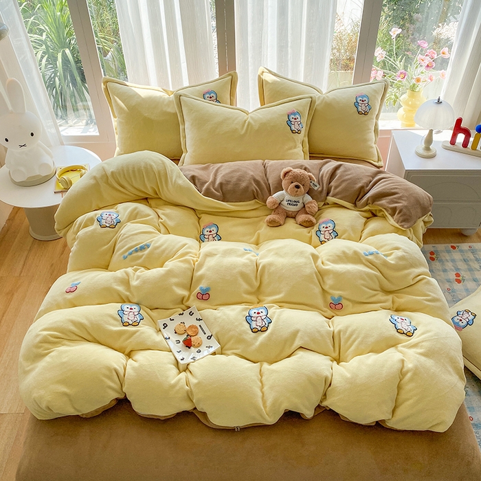 91家纺网 家纺一手货源 找家纺 人人爱家纺 2025新款牛奶绒绣花四件套 企鹅-奶黄