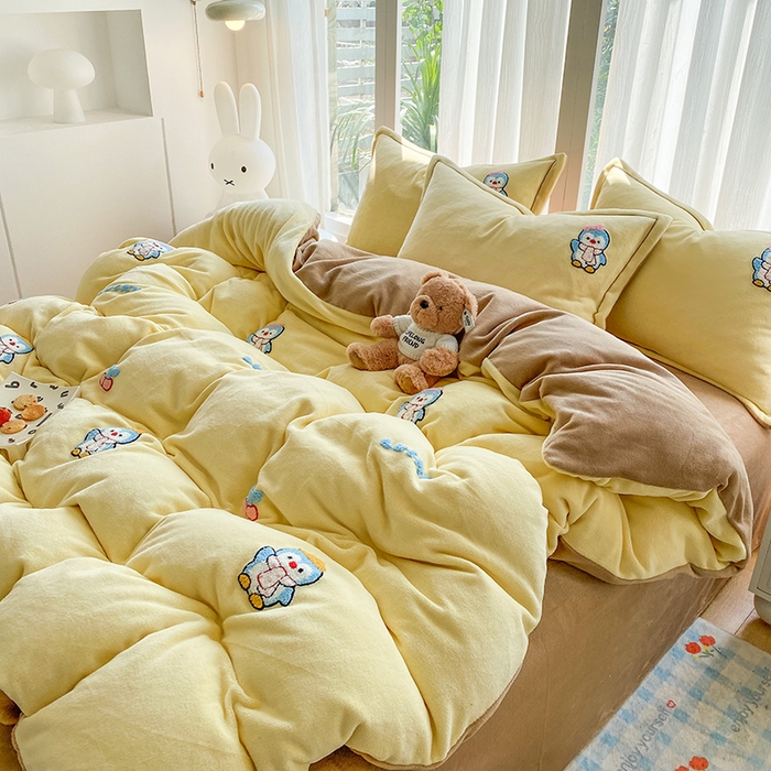 91家纺网 家纺一手货源 找家纺 人人爱家纺 2025新款牛奶绒绣花四件套 企鹅-奶黄