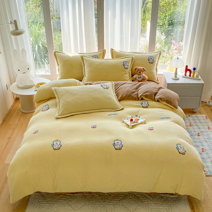 91家纺网 家纺一手货源 找家纺 人人爱家纺 2025新款牛奶绒绣花四件套 企鹅-奶黄