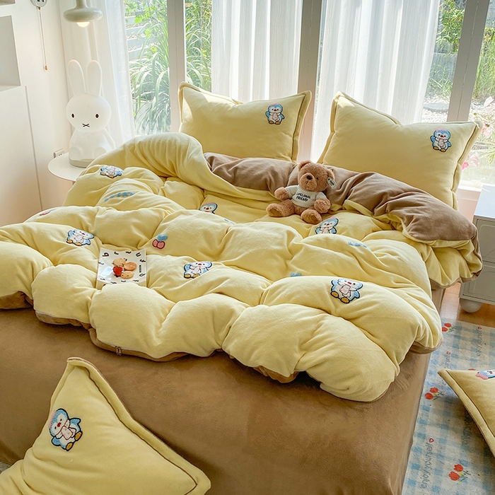 91家纺网 家纺一手货源 找家纺 人人爱家纺 2025新款牛奶绒绣花四件套 企鹅-奶黄