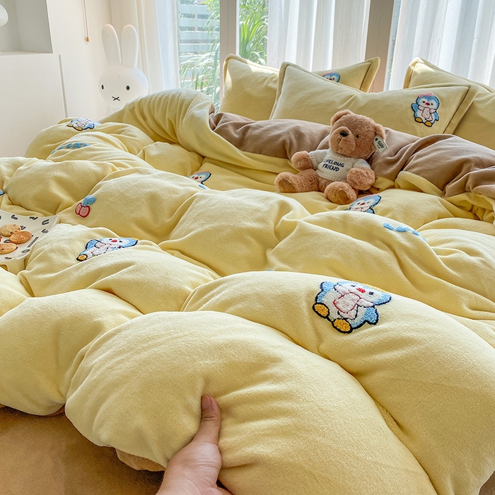 91家纺网 家纺一手货源 找家纺 人人爱家纺 2025新款牛奶绒绣花四件套 企鹅-奶黄