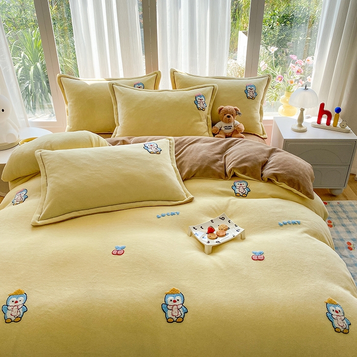 91家纺网 家纺一手货源 找家纺 人人爱家纺 2025新款牛奶绒绣花四件套 企鹅-奶黄