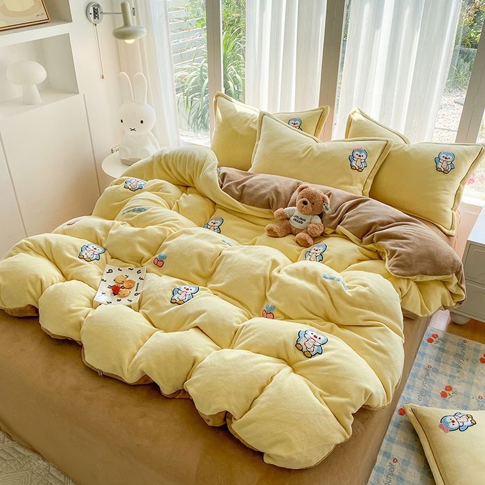 91家纺网 家纺一手货源 找家纺 人人爱家纺 2025新款牛奶绒绣花四件套 企鹅-奶黄