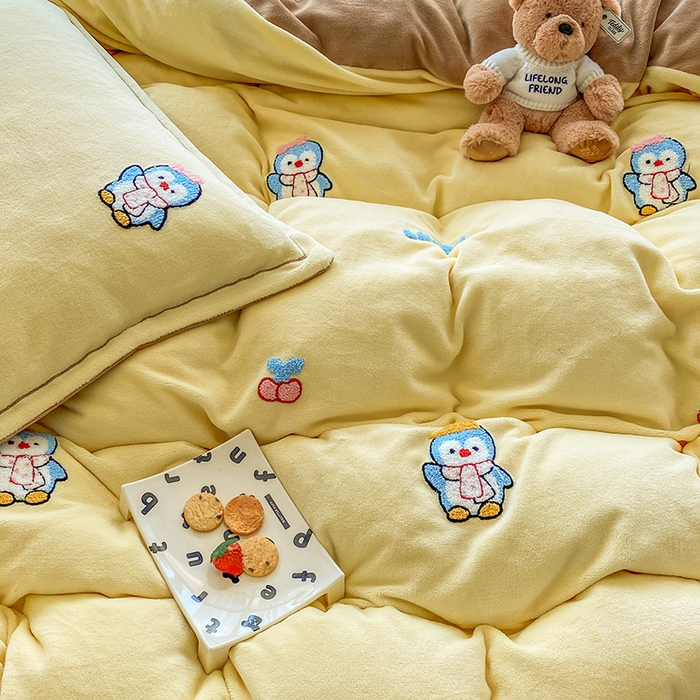 91家纺网 家纺一手货源 找家纺 人人爱家纺 2025新款牛奶绒绣花四件套 企鹅-奶黄