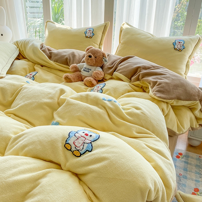 91家纺网 家纺一手货源 找家纺 人人爱家纺 2025新款牛奶绒绣花四件套 企鹅-奶黄