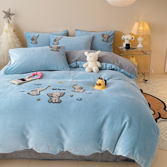 91家纺网 家纺一手货源 找家纺 懒猫家纺 2025新款牛奶绒毛巾绣四件套 聚会小象