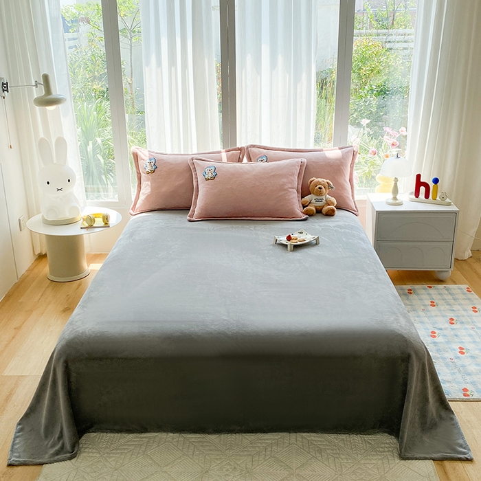 91家纺网 家纺一手货源 找家纺 人人爱家纺 2025新款牛奶绒绣花四件套 企鹅-玉