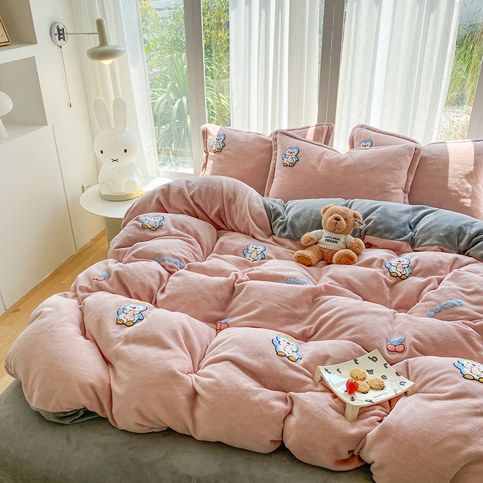 91家纺网 家纺一手货源 找家纺 人人爱家纺 2025新款牛奶绒绣花四件套 企鹅-玉