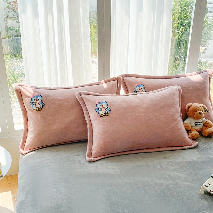 91家纺网 家纺一手货源 找家纺 人人爱家纺 2025新款牛奶绒绣花四件套 企鹅-玉