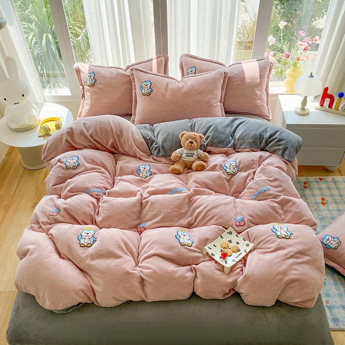 91家纺网 家纺一手货源 找家纺 人人爱家纺 2025新款牛奶绒绣花四件套 企鹅-玉