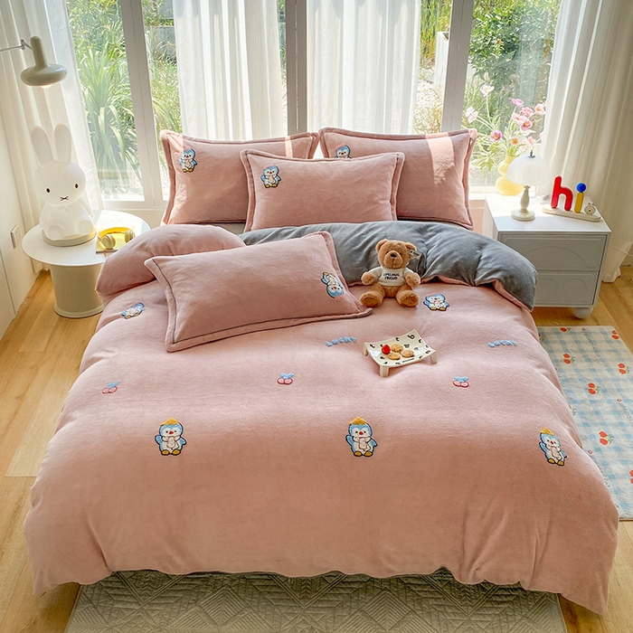 91家纺网 家纺一手货源 找家纺 人人爱家纺 2025新款牛奶绒绣花四件套 企鹅-玉