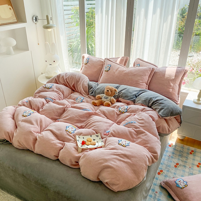 91家纺网 家纺一手货源 找家纺 人人爱家纺 2025新款牛奶绒绣花四件套 企鹅-玉