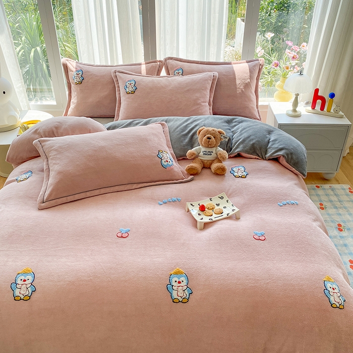 91家纺网 家纺一手货源 找家纺 人人爱家纺 2025新款牛奶绒绣花四件套 企鹅-玉