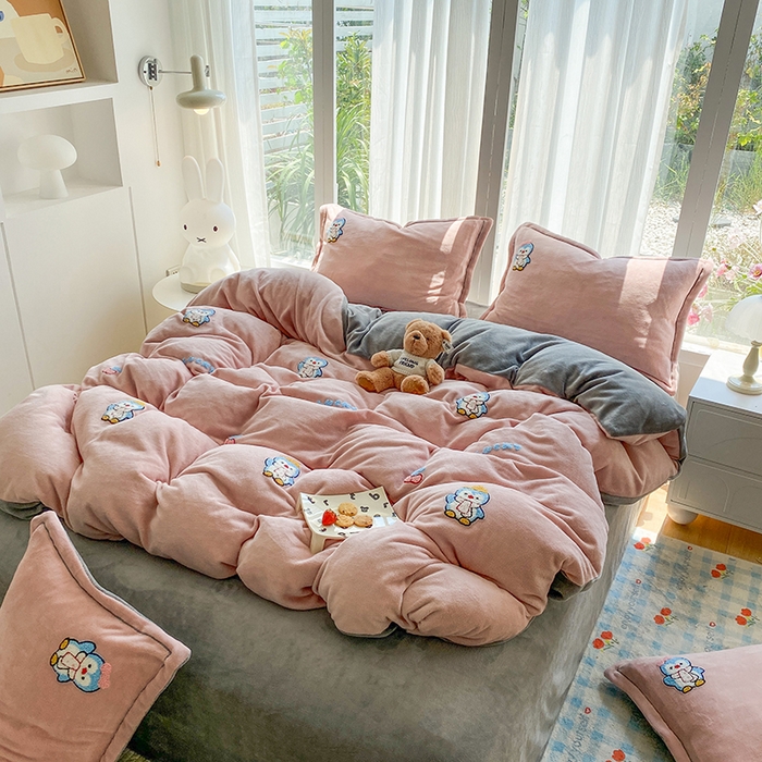 91家纺网 家纺一手货源 找家纺 人人爱家纺 2025新款牛奶绒绣花四件套 企鹅-玉