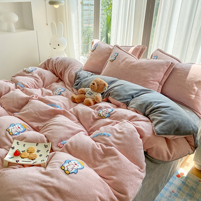 91家纺网 家纺一手货源 找家纺 人人爱家纺 2025新款牛奶绒绣花四件套 企鹅-玉