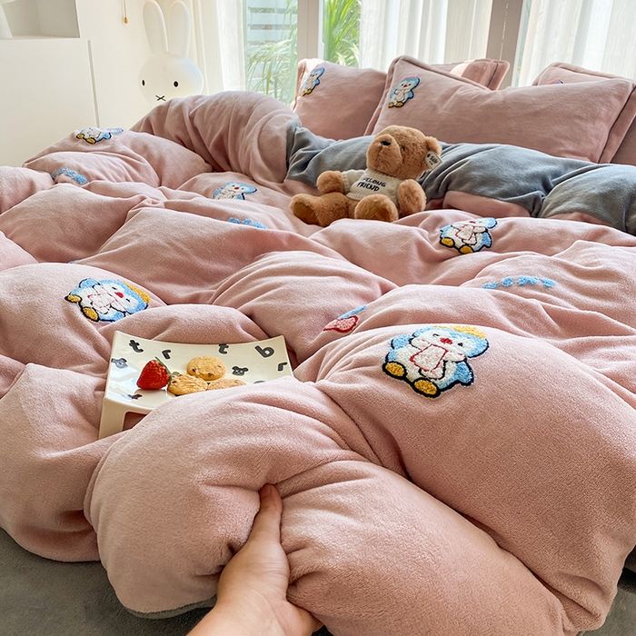 91家纺网 家纺一手货源 找家纺 人人爱家纺 2025新款牛奶绒绣花四件套 企鹅-玉