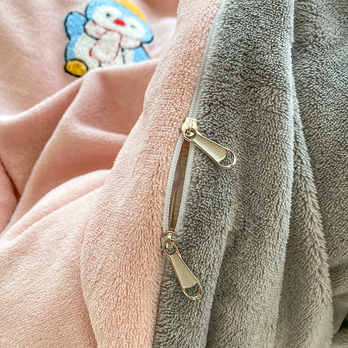 91家纺网 家纺一手货源 找家纺 人人爱家纺 2025新款牛奶绒绣花四件套 企鹅-玉