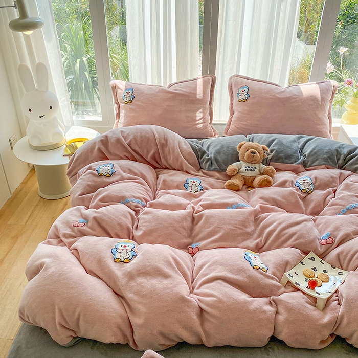 91家纺网 家纺一手货源 找家纺 人人爱家纺 2025新款牛奶绒绣花四件套 企鹅-玉,企鹅-玉