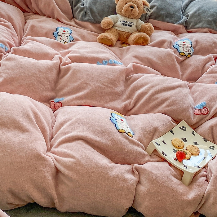 91家纺网 家纺一手货源 找家纺 人人爱家纺 2025新款牛奶绒绣花四件套 企鹅-玉