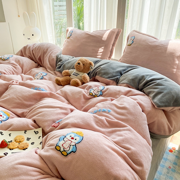 91家纺网 家纺一手货源 找家纺 人人爱家纺 2025新款牛奶绒绣花四件套 企鹅-玉