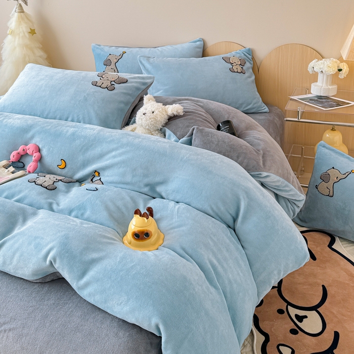 91家纺网 家纺一手货源 找家纺 懒猫家纺 2025新款牛奶绒毛巾绣四件套 聚会小象