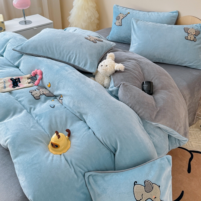 91家纺网 家纺一手货源 找家纺 懒猫家纺 2025新款牛奶绒毛巾绣四件套 聚会小象