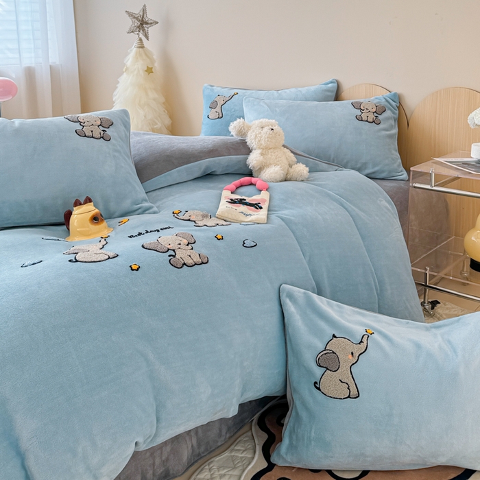 91家纺网 家纺一手货源 找家纺 懒猫家纺 2025新款牛奶绒毛巾绣四件套 聚会小象