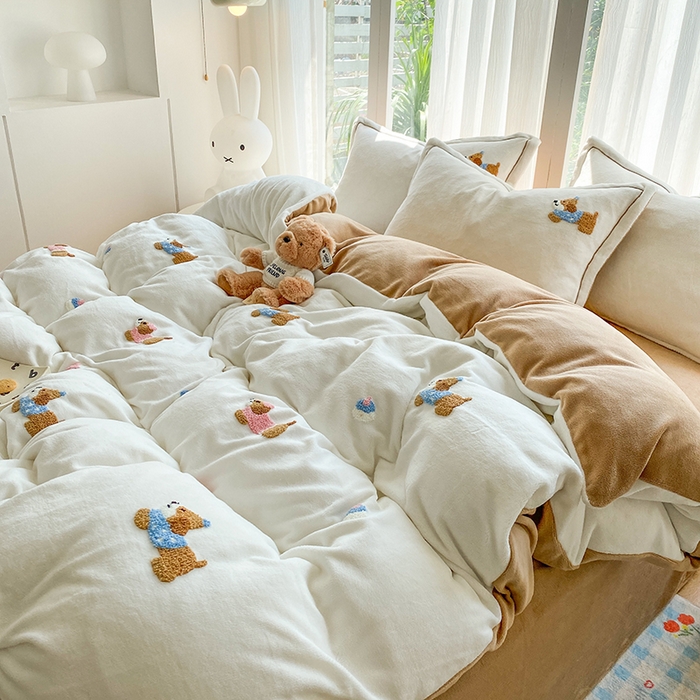 91家纺网 家纺一手货源 找家纺 人人爱家纺 2025新款牛奶绒绣花四件套 幸运狗-米白