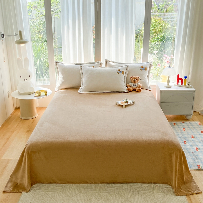 91家纺网 家纺一手货源 找家纺 人人爱家纺 2025新款牛奶绒绣花四件套 幸运狗-米白