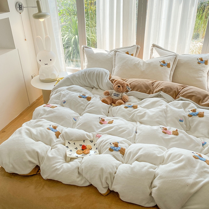 91家纺网 家纺一手货源 找家纺 人人爱家纺 2025新款牛奶绒绣花四件套 幸运狗-米白