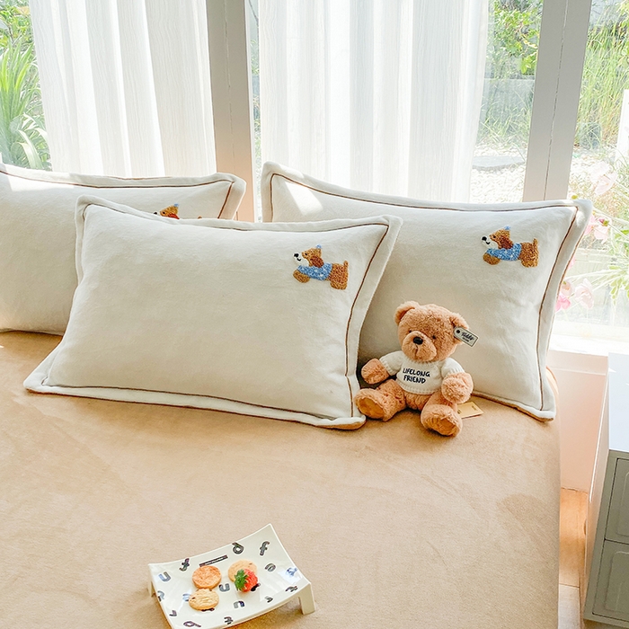 91家纺网 家纺一手货源 找家纺 人人爱家纺 2025新款牛奶绒绣花四件套 幸运狗-米白