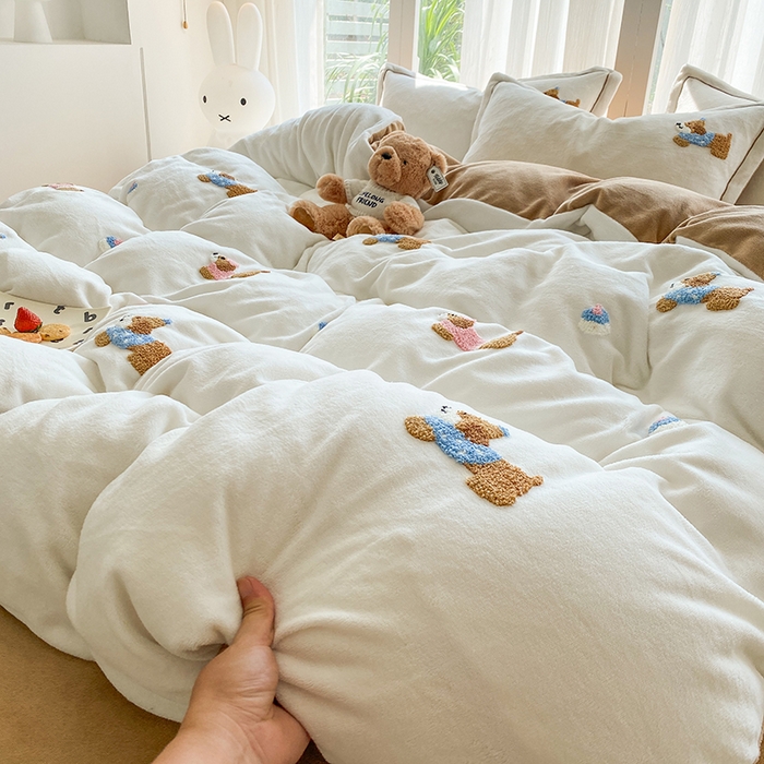 91家纺网 家纺一手货源 找家纺 人人爱家纺 2025新款牛奶绒绣花四件套 幸运狗-米白