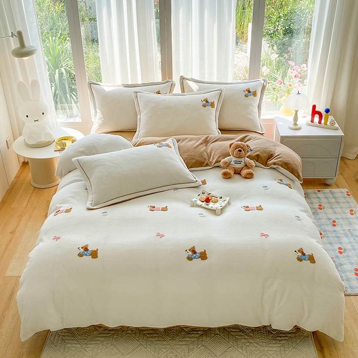 91家纺网 家纺一手货源 找家纺 人人爱家纺 2025新款牛奶绒绣花四件套 幸运狗-米白