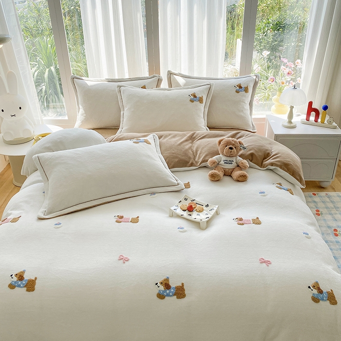 91家纺网 家纺一手货源 找家纺 人人爱家纺 2025新款牛奶绒绣花四件套 幸运狗-米白