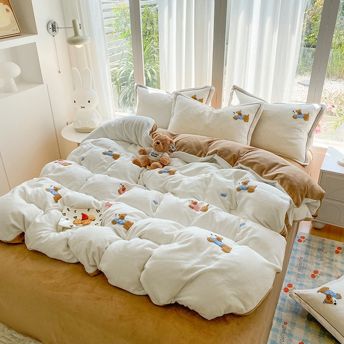 91家纺网 家纺一手货源 找家纺 人人爱家纺 2025新款牛奶绒绣花四件套 幸运狗-米白