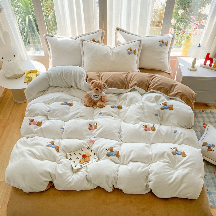 91家纺网 家纺一手货源 找家纺 人人爱家纺 2025新款牛奶绒绣花四件套 幸运狗-米白