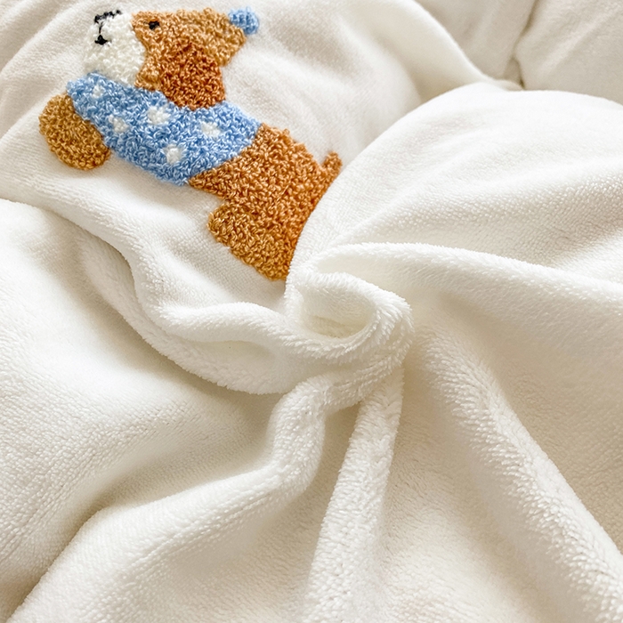 91家纺网 家纺一手货源 找家纺 人人爱家纺 2025新款牛奶绒绣花四件套 幸运狗-米白