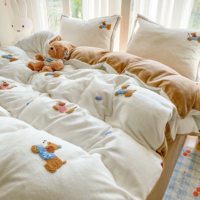 91家纺网 家纺一手货源 找家纺 人人爱家纺 2025新款牛奶绒绣花四件套 幸运狗-米白