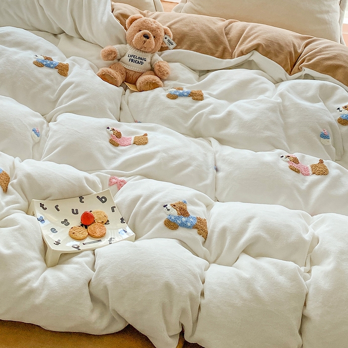 91家纺网 家纺一手货源 找家纺 人人爱家纺 2025新款牛奶绒绣花四件套 幸运狗-米白