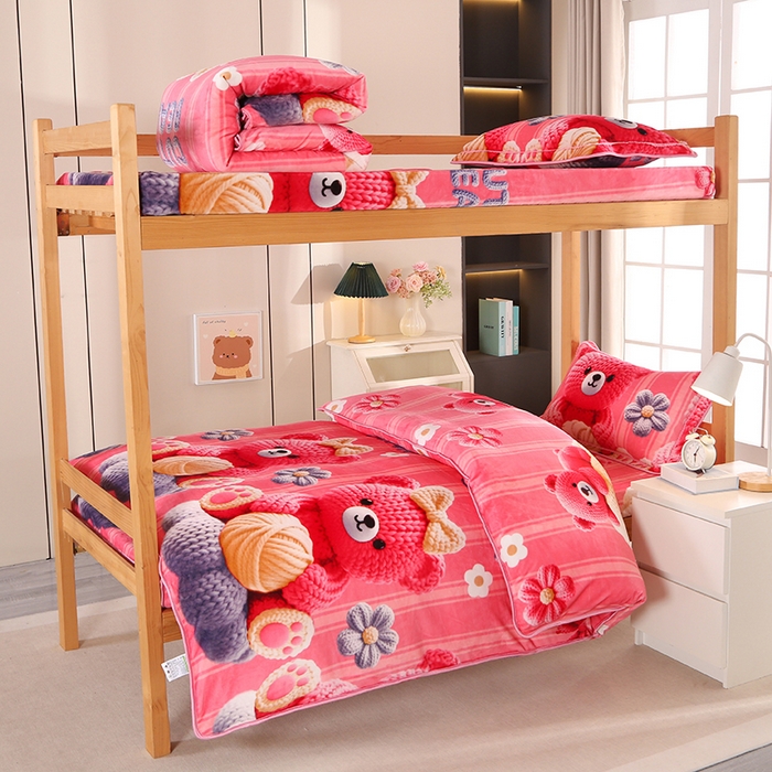 91家纺网 家纺一手货源 找家纺 雨洋家纺 2025新款学生季加厚保暖牛奶绒金貂绒婴儿宝宝学生三件套 毛线熊