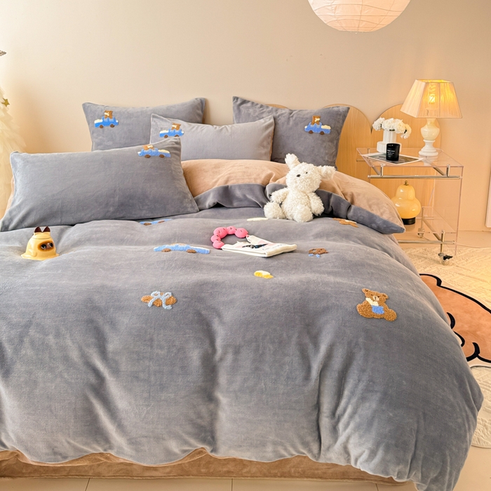 91家纺网 家纺一手货源 找家纺 懒猫家纺 2025新款牛奶绒毛巾绣四件套 旅行小熊