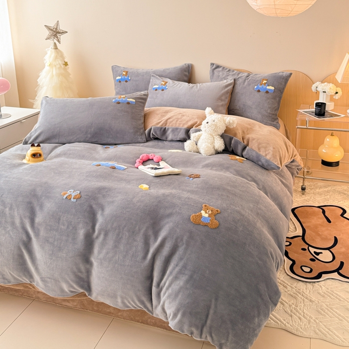 91家纺网 家纺一手货源 找家纺 懒猫家纺 2025新款牛奶绒毛巾绣四件套 旅行小熊