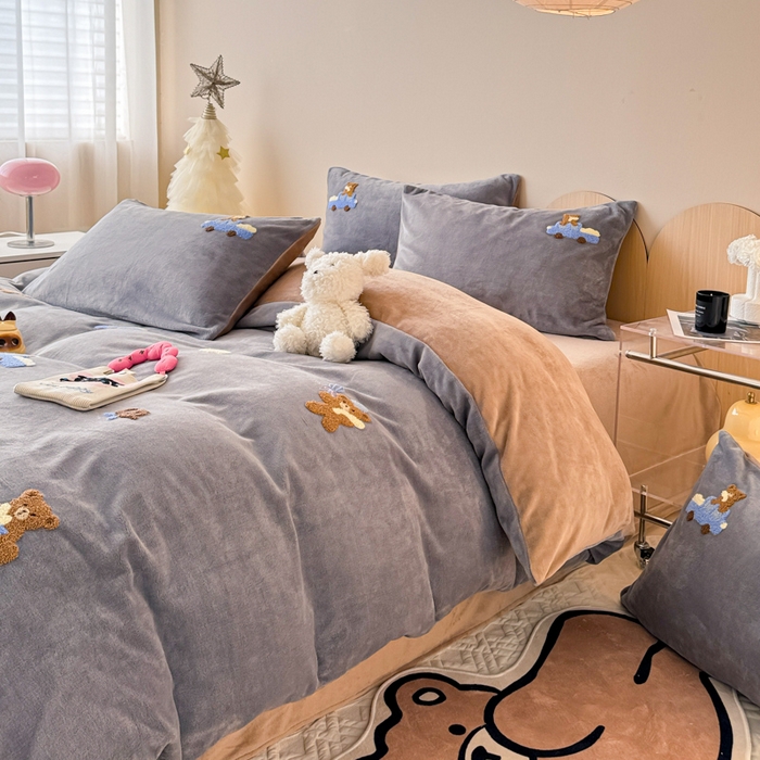 91家纺网 家纺一手货源 找家纺 懒猫家纺 2025新款牛奶绒毛巾绣四件套 旅行小熊