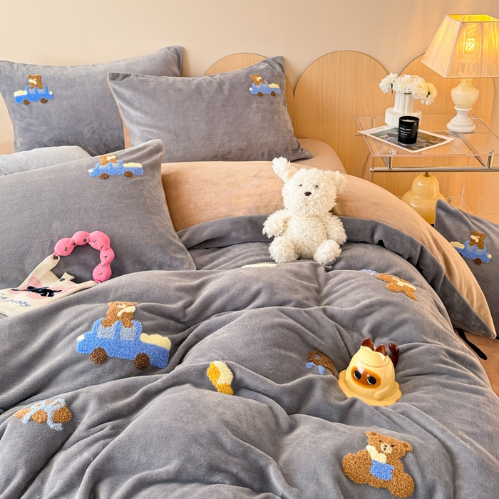 91家纺网 家纺一手货源 找家纺 懒猫家纺 2025新款牛奶绒毛巾绣四件套 旅行小熊