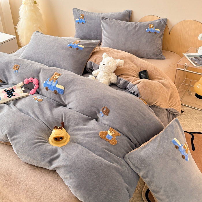 91家纺网 家纺一手货源 找家纺 懒猫家纺 2025新款牛奶绒毛巾绣四件套 旅行小熊