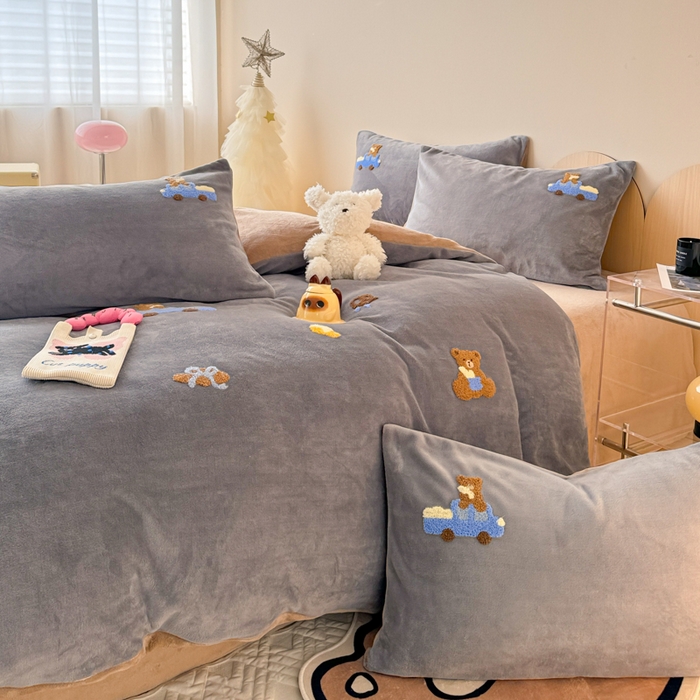 91家纺网 家纺一手货源 找家纺 懒猫家纺 2025新款牛奶绒毛巾绣四件套 旅行小熊